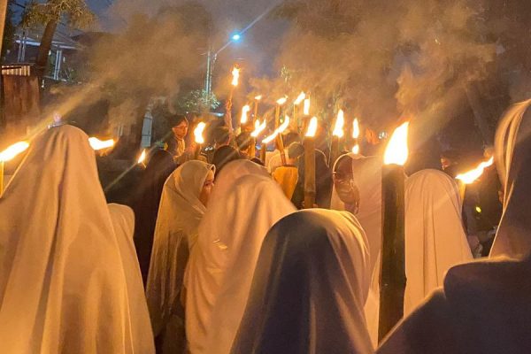 Pawai Obor Santri dan Santriwati Pesantren Leadership Daarut Tarqiyah Primago Menyambut Hari Raya Idul Adha 1447 H