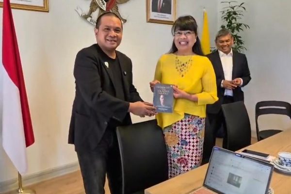 Dokter Koboi alumni FK UMI Makassar serahkan buku “Hitam Itu Bukan Sekadar Warna” Ke Dubes RI di Copenhagen Denmark