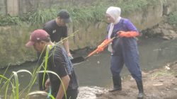 Konsisten Cegah Banjir, Hj. Yeti Wulandari Bersihkan Sedimen Drainase Bukit Cengkeh 1