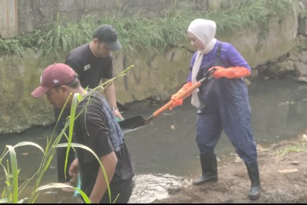 Konsisten Cegah Banjir, Hj. Yeti Wulandari Bersihkan Sedimen Drainase Bukit Cengkeh 1
