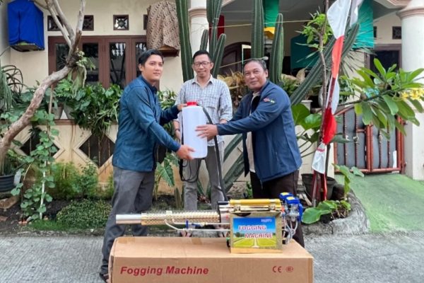 Serahkan Bantuan Mesin Fogging, Adam Tekankan Penguatan Tata Kelola Lingkungan