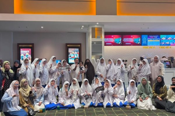 Bagian dari Pendidikan, Santriwati Pesantren Leadership Daarut Tarqiyah Primago Nobar Film ISTIMEWA di Bogor Trade Mall