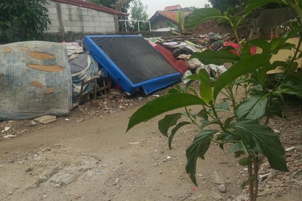 Penumpukan Sampah di TPS Liar Jalan Kapitan 3 Depok: Warga Keluhkan Bau Busuk dan Risiko Kesehatan.