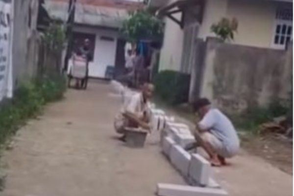 Sengketa Warga di Jatijajar Depok: Penutupan Akses Jalan Dipicu Perselisihan Asap Sampah